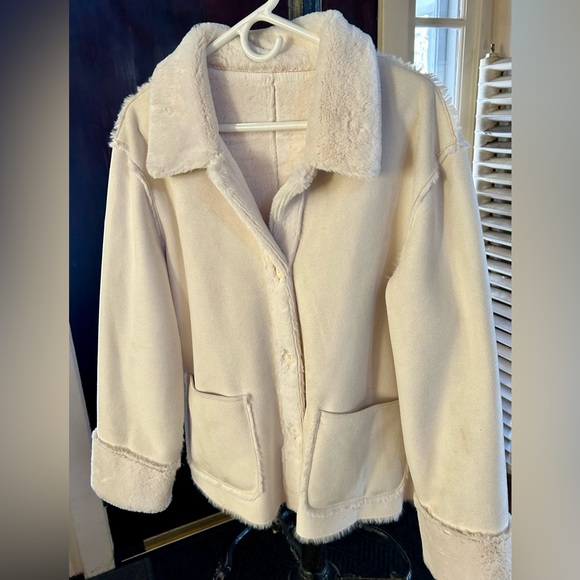 Women’s reversible luxury faux shearling jacket. - Picture 2 of 5